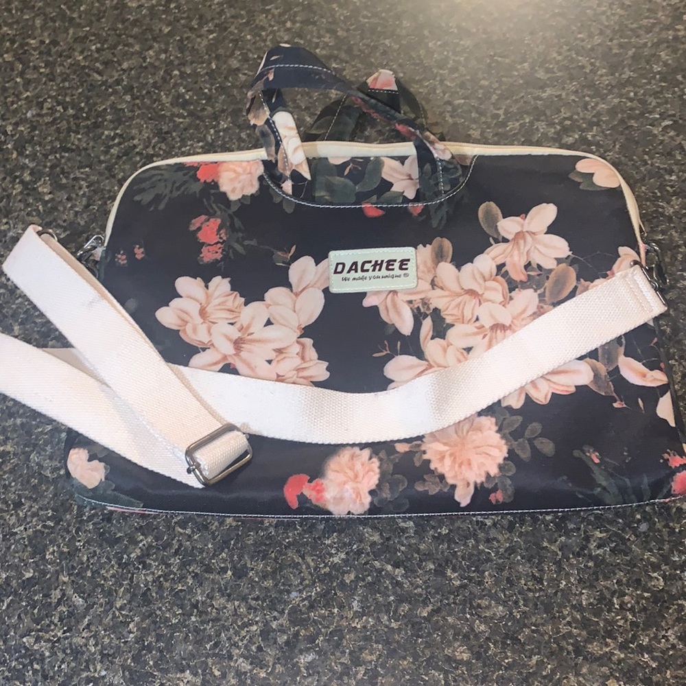 Dachee laptop case with long strap